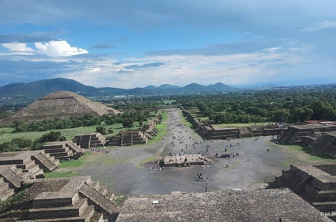 4 hours guided tour on Teotihuacan - Walking the Avenue of the Dead toward the Temple of the Sun