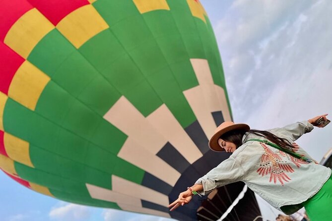 Balloon flight in Teotihuacan from Mexico City - The hot air balloon flight: safety, views, and that shared-space reality