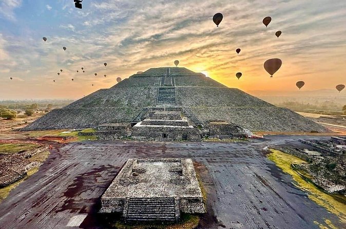 Balloon flight Teotihuacan, Breakfast in a cave Pick up in CDMX - Guides Pancho and Jose: why this tour feels lighter than many big-name excursions