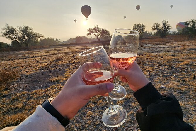Balloon flight + Transportation + Breakfast in Cave or buffet + Pyramids - Key highlights