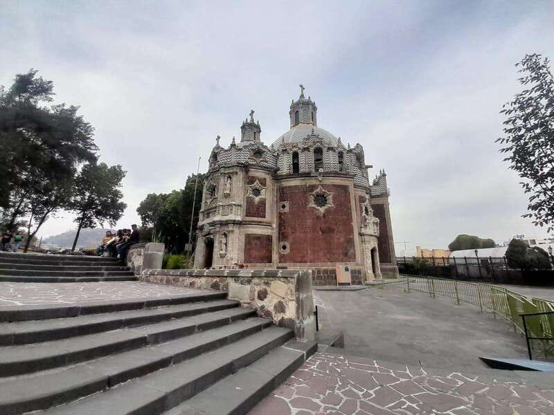 Basilica de Guadalupe: Complete Walking Tour - New Basilica inside: seeing the image of the Virgin up close