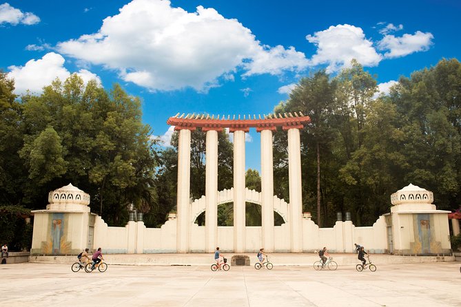 Bike to taste the world's best tacos - Mexico City - Start at Roma Norte: setup, helmets, and getting your bearings