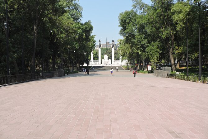 Bike tour in the Chapultepec Forest and Roma Condesa - Guide style: Jose’s calm, helpful approach