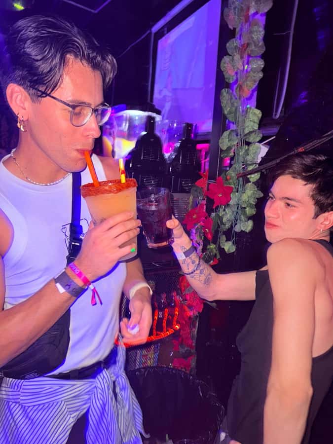 CDMX LGBT Tour: 3 Clubs + Drinks + Ride + Host - Fuente de Cibeles meetup and the 15-minute van rhythm