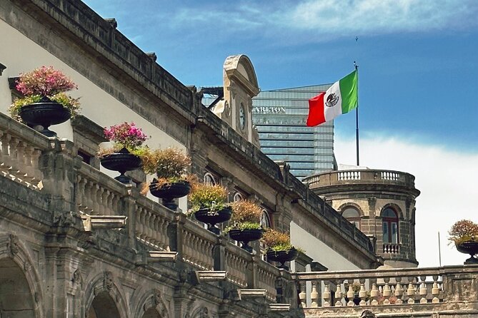 Chapultepec Castle & Anthropology Museum Prívate Tour - Meeting at Estela de Luz and getting set for a hilltop start