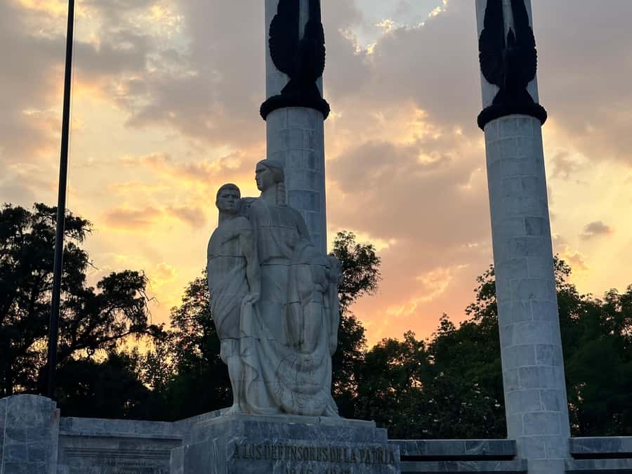 Chapultepec Castle: Private tour with local guide, tickets included - Chapultepec Castle: why this hilltop building matters