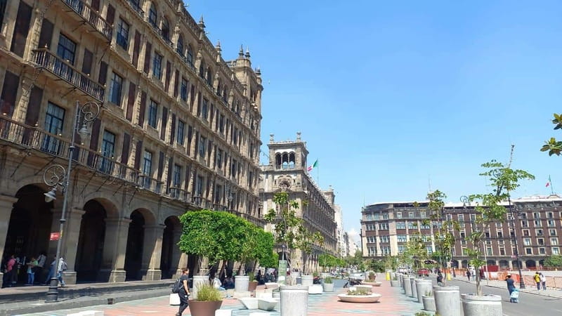 Ciudad de Mexico: Historia y vida moderna en la capital - Plaza Manuel Tolsá: The Food Moment That Makes It Real