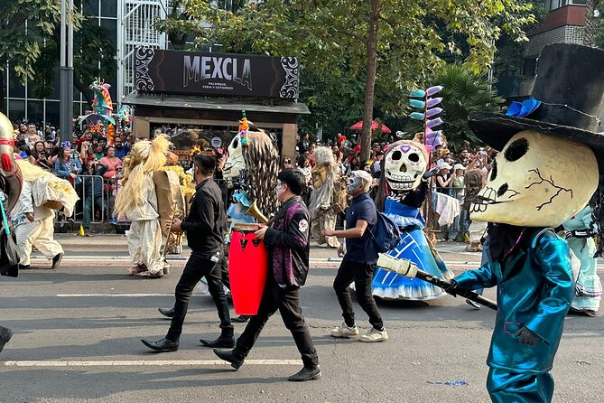 Day of the Dead in Mixquic Visit the Houses and Altars Pantheon - Candle lighting and the cathedral area: beautiful moments, real crowd pressure