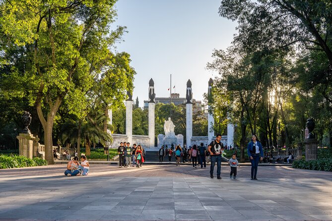 Discover Reforma & Chapultepec Park: Cable Car & Ferris Wheel - Group size and the guide factor: why Irving shows up in the stories