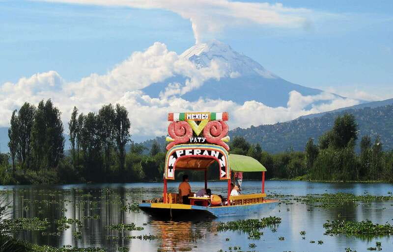 Discover Xochimilco and Coyoacán: Tradition, Music, Culture - Starting point and the bus rhythm: how to make the day feel easy