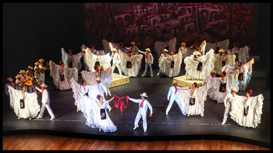 Enjoy the Folkloric Ballet at the Palacio de Bellas Artes - Key Things to Know Before You Go