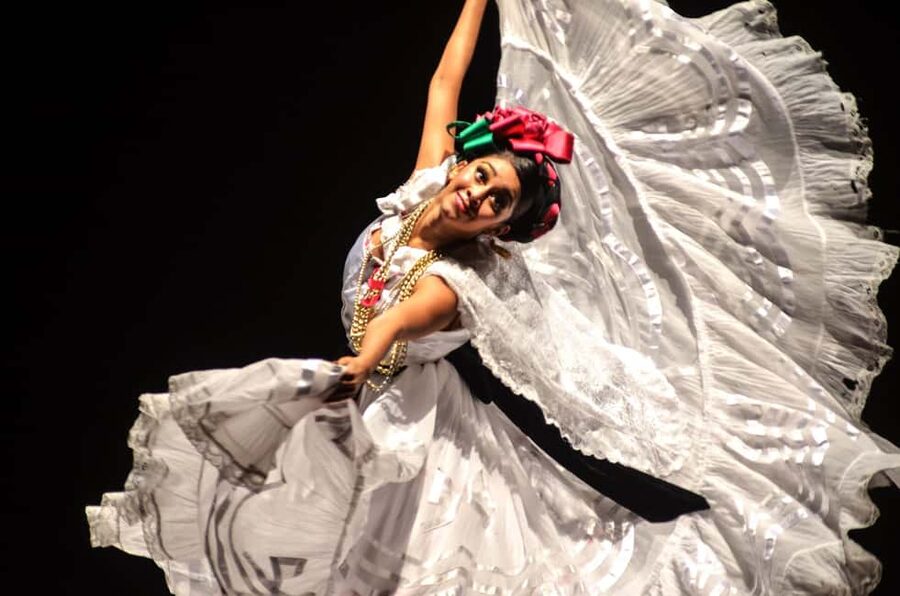 Enjoy the Folkloric Ballet at the Palacio de Bellas Artes - Why the Palacio Changes the Experience