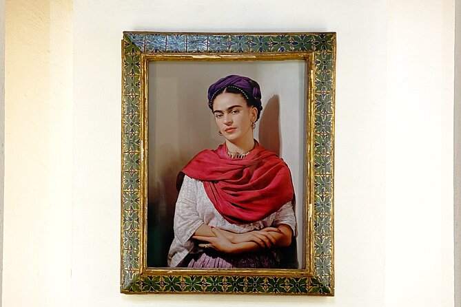 EXCLUSIVE TOUR Frida Kahlo Museum - SMALL GROUPS - Meeting your guide at a café near Casa Azul
