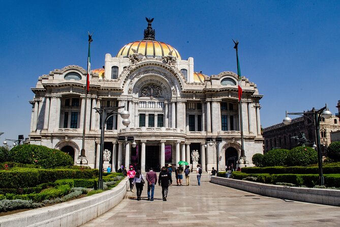 EXCLUSIVE TOUR to Palacio de Bellas Artes - small groups - Temporary exhibitions: a bonus if time allows