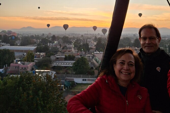 Flight in Globe, visit archaeological area, breakfast and transport - Pulque and mezcal workshops: the one-hour cultural detour