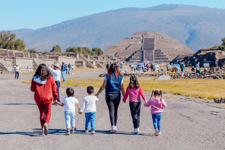 From Mexico City: Teotihuacan Tour & Reino Animal For Kids - A day that links pyramids with animal encounters