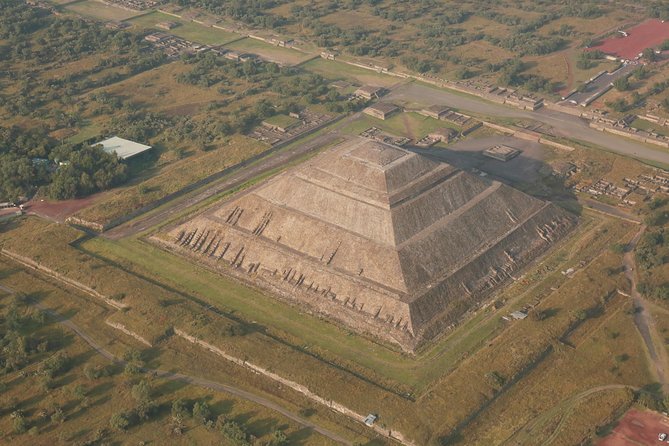 Full-Day Teotihuacan Hot Air Balloon Tour from Mexico City Including Transport - What 45–60 minutes over Teotihuacan feels like from 2000 feet up