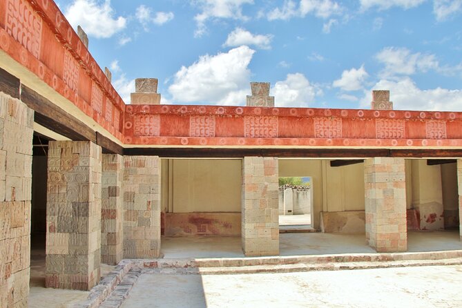 Guided Tour in Pyramids + Transportation + Breakfast in Cueva - Teotihuacán archaeological zone with a certified guide