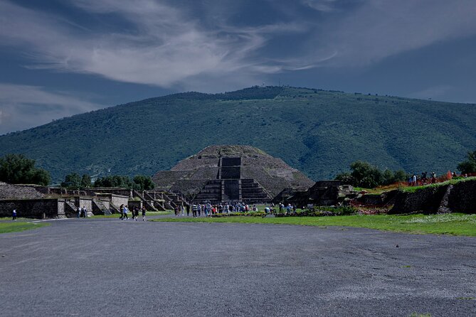 Guided Tour in Pyramids + Transportation + Breakfast in Cueva - Transportation and meeting point logistics that keep stress low