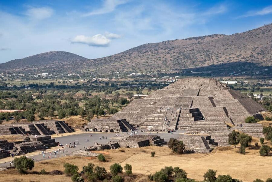 Guided tour of Mexico City: Teotihuacan, Guadalupe, and the Mexica city of Tlatelolco - Tlatelolco first: Mexica-era meaning in a city neighborhood