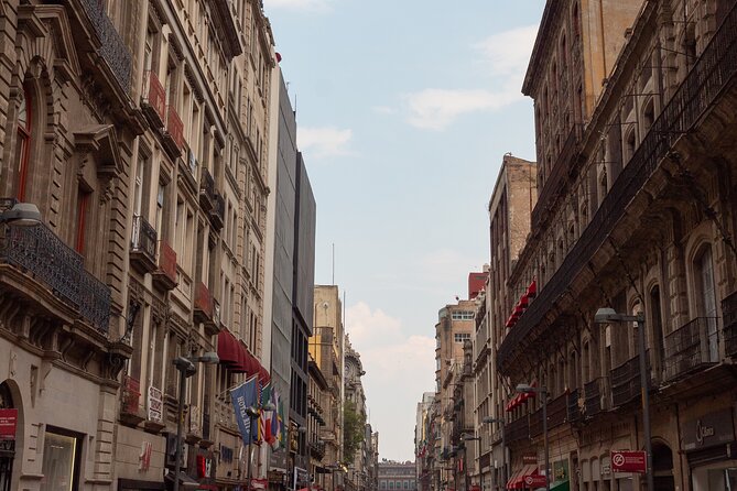 Guided Tour Zócalo to Palaces, Churches and Pyramids - House of Tiles: an architectural puzzle you can walk through