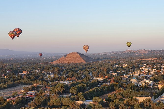 Hot air balloon from CDMX and Restaurant la Gruta (ORIGINAL) - Teotihuacán Archaeological Zone: seeing the pyramids with the right context