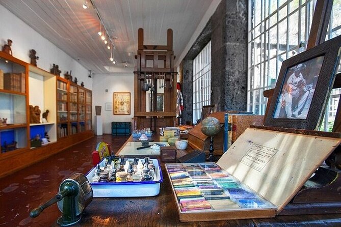 Last Minute Frida Kahlo Museum Ticket & Written Guide of Coyoacan - Stop 1: entering the Frida Kahlo Museum with a scan-ready ticket
