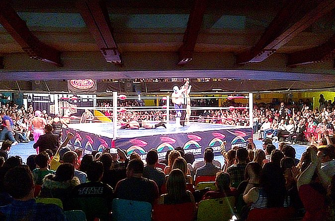 Lucha Libre wrestling show, tacos and beer with artist - Practical tips that save your night
