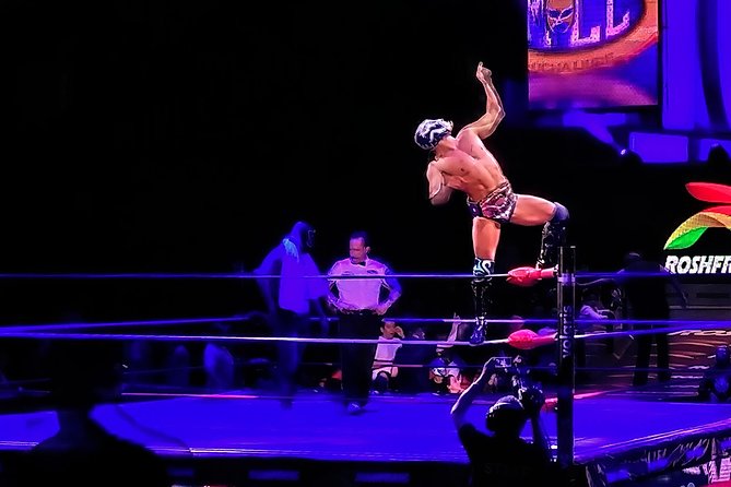 Lucha Libre wrestling show, tacos and beer with artist - Mercado de Artesanías La Ciudadela: the taco stop that sets the tone