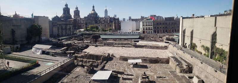 Mexico City: 10 Wonders of the Historic Center - Casa de los Azulejos and Ideal Bakery: tiles and bread on the same route