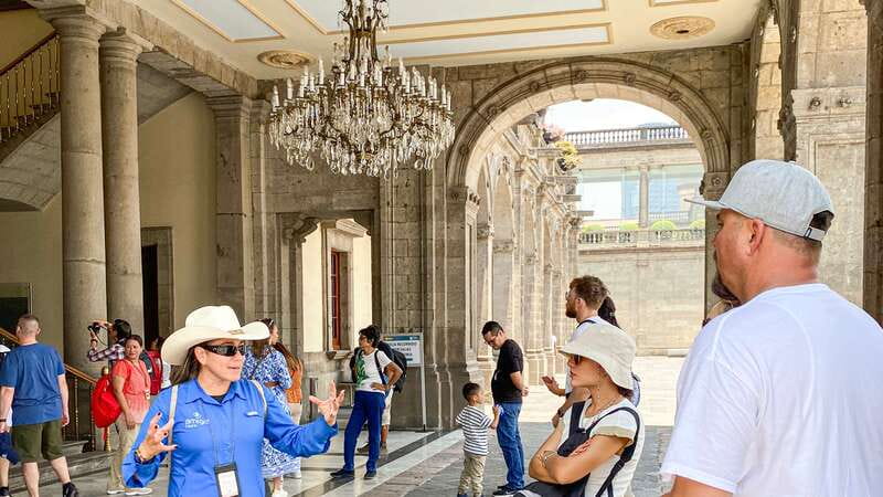 Mexico City: Chapultepec Castle and Anthropology Museum Tour - Avenida Grutas coffee stop and the walk through Chapultepec Park