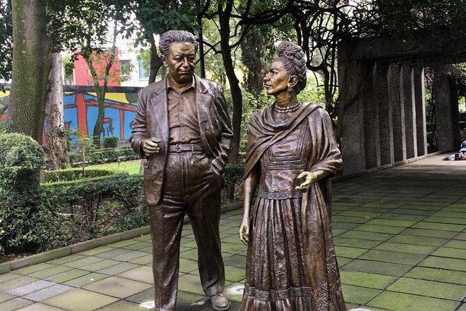 Mexico City Coyoacán, Frida Kahlo Exploration Game and Tour - Start at Parque Centenario: the coyote fountain and your first clue