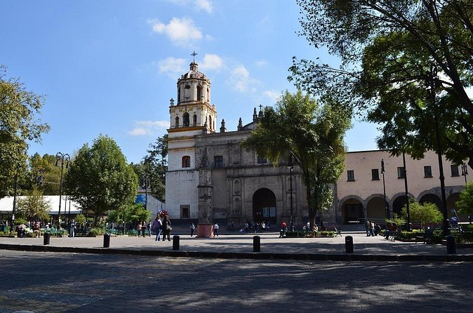 Mexico City Coyoacán, Frida Kahlo Exploration Game and Tour - Parroquia de San Juan Bautista: colonial architecture and a riddle with context