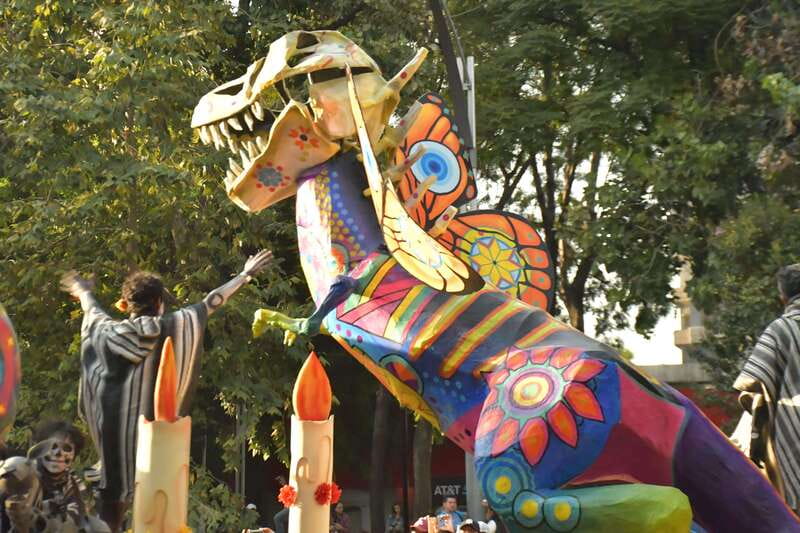 Mexico City: Day of the Dead Guided Tour - Pace, crowds, and guide management on a holiday this busy
