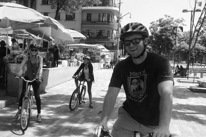 MEXICO CITY FOOD TOUR: flavors on two wheels - Colonia Roma market quesadillas: the best clue about how locals shop