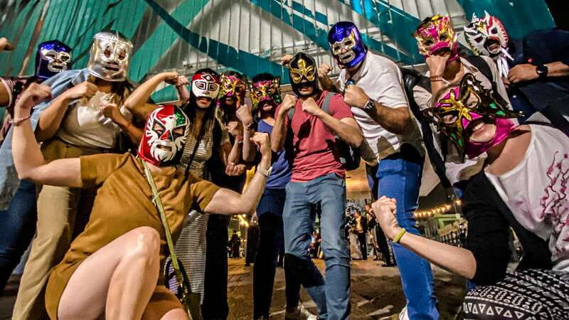 Mexico City: Lucha Libre Show, Walking Tour & Tequila - Meeting at Hostal Amigo and Getting on the Right Clock