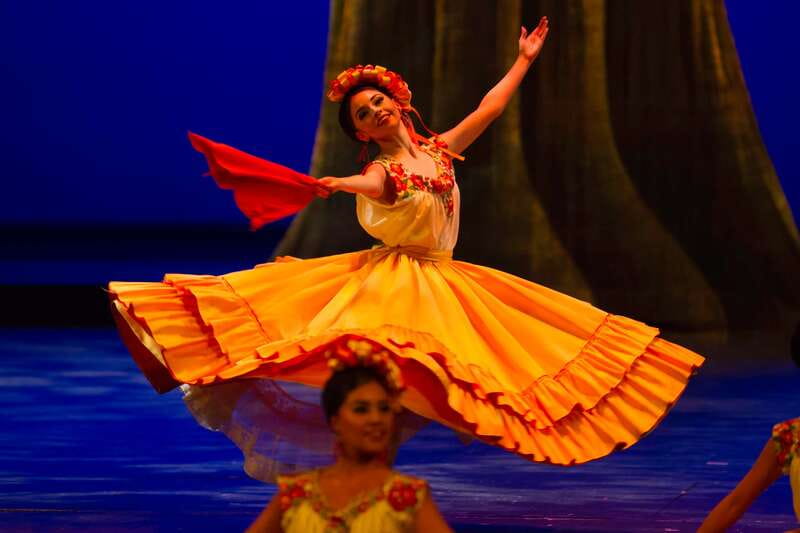 Mexico City: Mexican Folklore Ballet - Palacio de Bellas Artes: the stage is half the experience