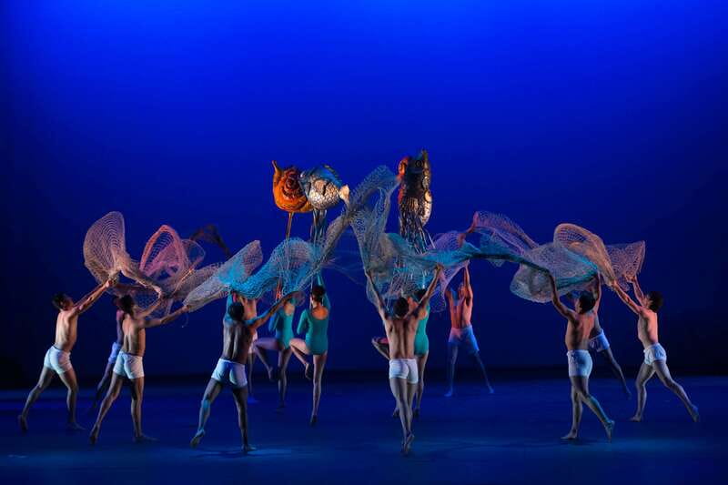 Mexico City: Mexican Folklore Ballet - Live music: the soundtrack that drives the room