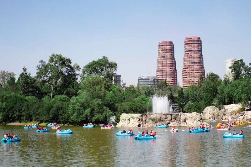 Mexico City: Private Chapultepec Park Bike Tour - Getting Started at Estela de Luz: Simple on Paper, Worth Double-Checking