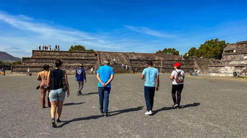 Mexico City: Teotihuacan First Entry Tour with Expert Guide - Breaks, photo stops, and the right amount of wandering