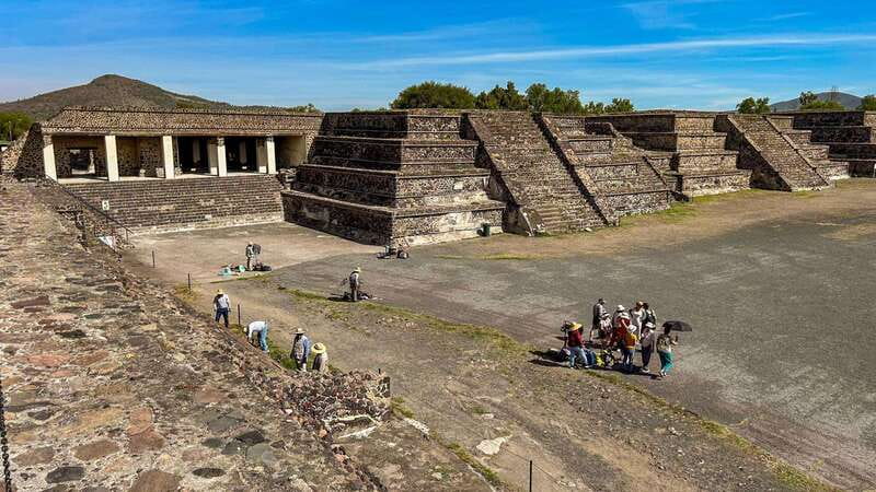 Mexico City: Teotihuacan Pyramids Early Access Guided Tour - Pyramid of the Sun: huge scale, big steps
