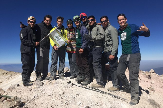 Mountaineering Iztaccihuatl (5220m) - Day 1 at Paso de Cortes and the Altzomoni refuge: acclimatize toward the first gate