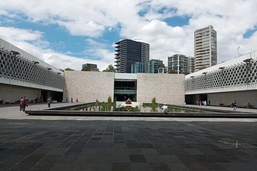 National Museum of Anthropology: a journey into Mexico's past - English lang. - The Pakal replica: power, ancestry, and legitimacy in a single image