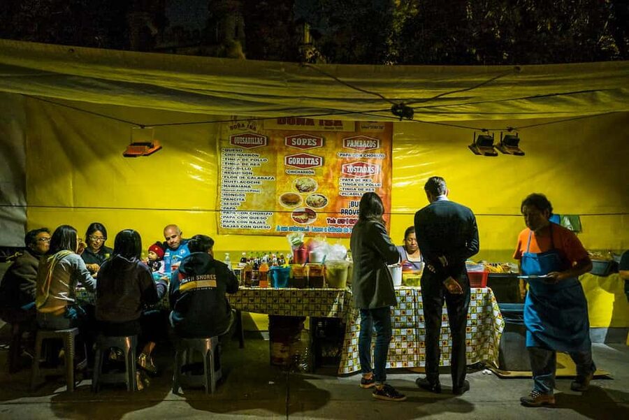 Night Street Food Bike Tour Mexico City - Reforma time and elote: a classic Mexico City street snack