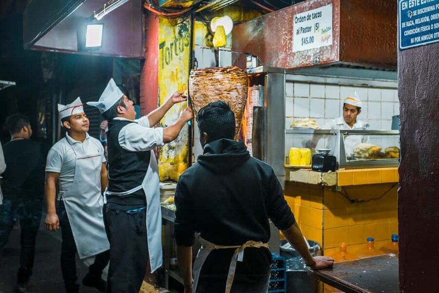 Night Street Food Bike Tour Mexico City - Stop 1 in Condesa: tacos al pastor plus a refreshing Mexican drink