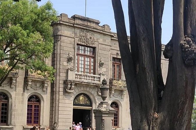 Private and Guided Tour to Chapultepec Castle with Transportation - Stop 1: Puerta de los Leones to the Niño Heroes altar