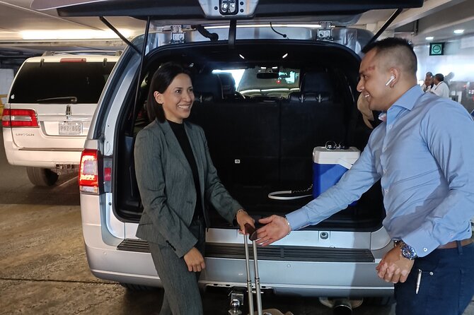 Private pick up Mexico City Airport Transfer to Hotels in Mexico City - The meet-and-greet: sign pickup and direct contact