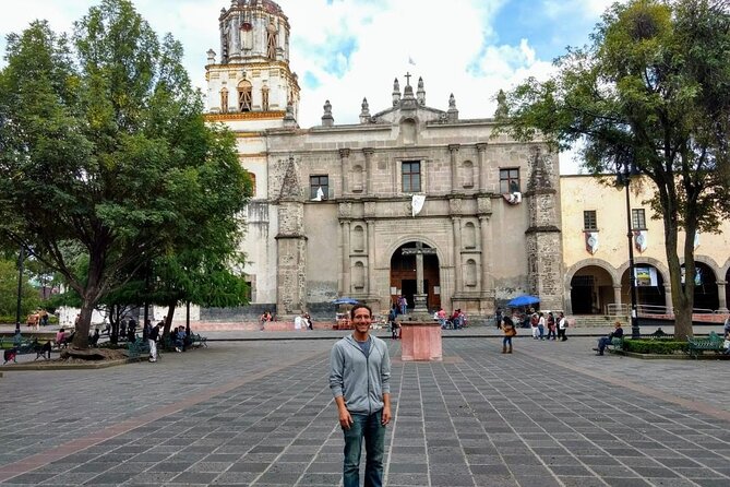 PRIVATE TOUR Historic Center, Xochimilco, Coyoacan and San Angel. - UNAM Biblioteca central: a short stop with architectural weight