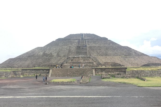 Private Tour Teotihuacan Pyramids & Basilica of Guadalupe - Teotihuacan Pyramids: Sun and Moon with included entry