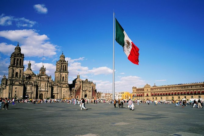 Private Walking Tour Gems of the Historic Center of Mexico City - Zócalo Plaza de la Constitución: where independence and everyday life overlap